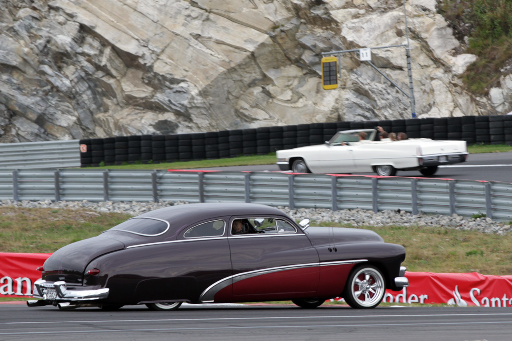 Showkørsel med alskens klassiske og moderne biler, af amerikansk oprindelse.
(Foto: Motorsporten.dk)